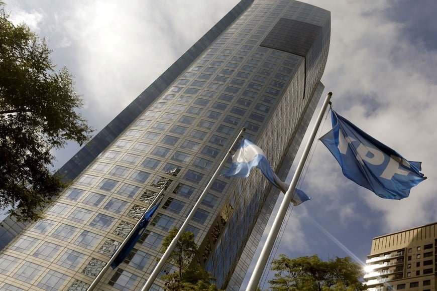 FILE PHOTO: The headquarters of Argentina's state-controlled energy company YPF is pictured in Buenos Aires April 16, 2015. . REUTERS/Enrique Marcarian/File Photo