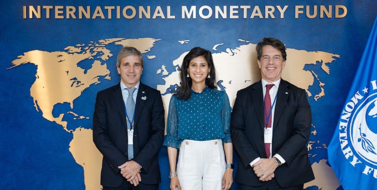 El Ministro de Economía, Luis Caputo; la Subdirectora del FMI, Gita Gopinath; y el Jefe de Gabinete, Nicolás Posse.