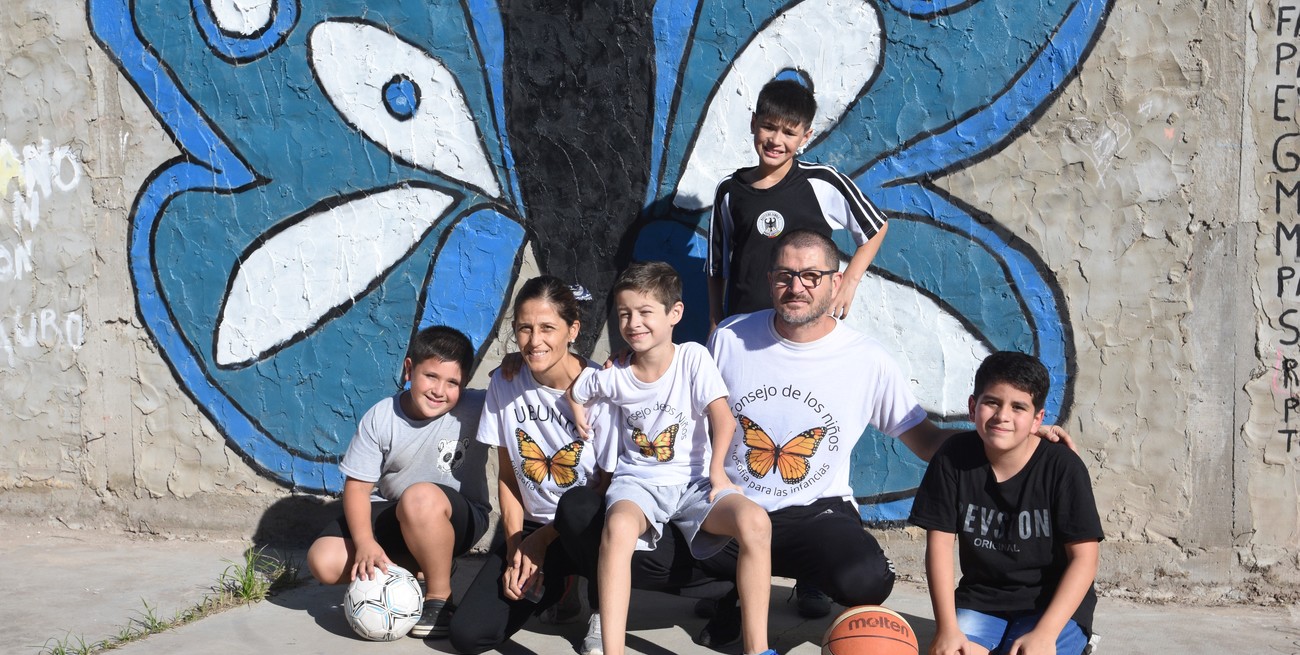 Los vecinos comenzaron a diseñar un plan de acción mancomunado con los niños, niñas y familiares para resistir a la ocupación definitiva de la plaza. Hicieron circuitos lúdicos en el piso, elaboraron un mural colectivo denominado "Mariposa resistencia". Crédito: Luis Cetraro