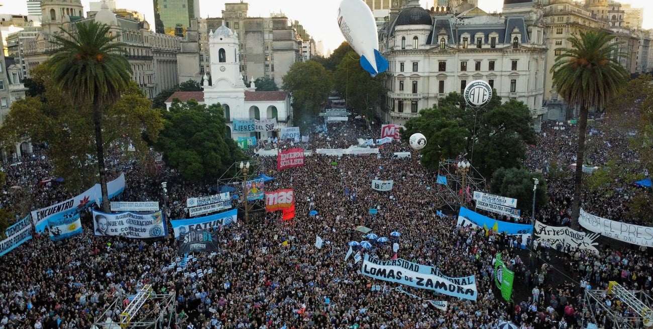 Una multitud defendió el valor de la educación pública y al drástico recorte presupuestario