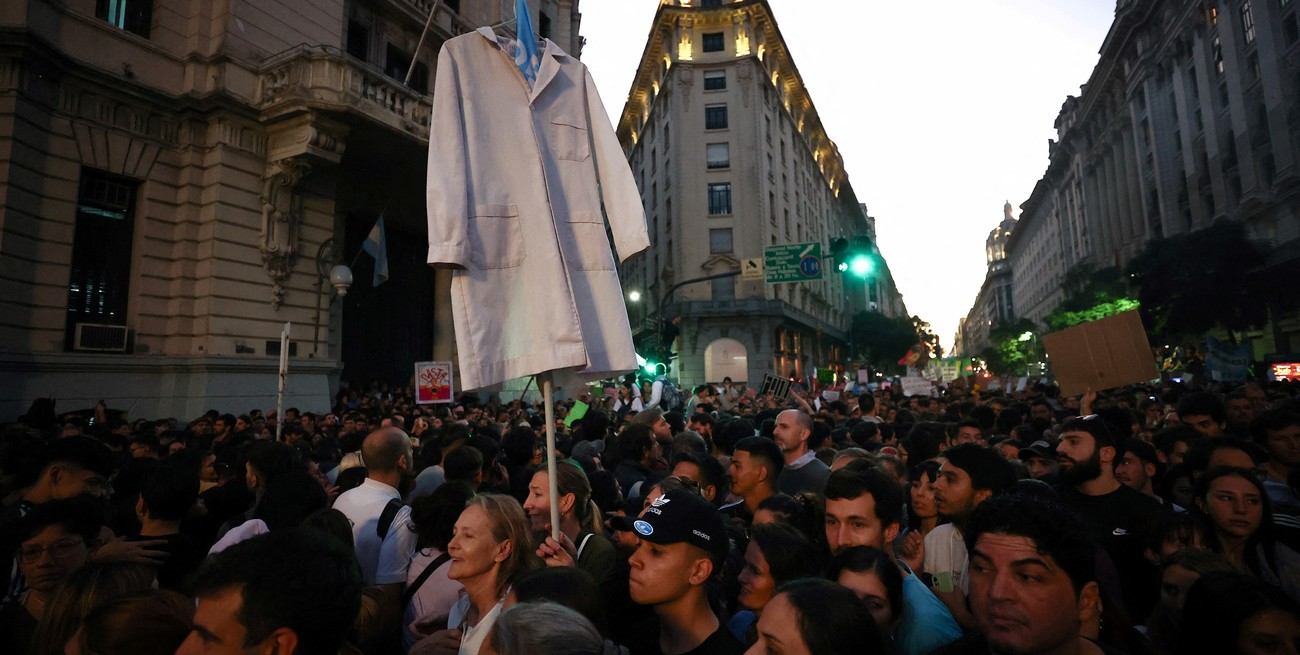 Estudiantes y docentes universitarios, junto con organizaciones sociales y políticas marcharon en todo el país este 23 de abril. Foto: Reuters