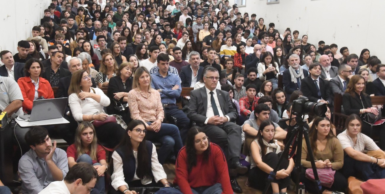 La charla iba a realizarse en el Aula Alberdi, pero la gran afluencia de estudiantes y público en general obligó a trasladarlo a la Vélez Sarsfield, con mayor capacidad. Foto: Luis Cetraro