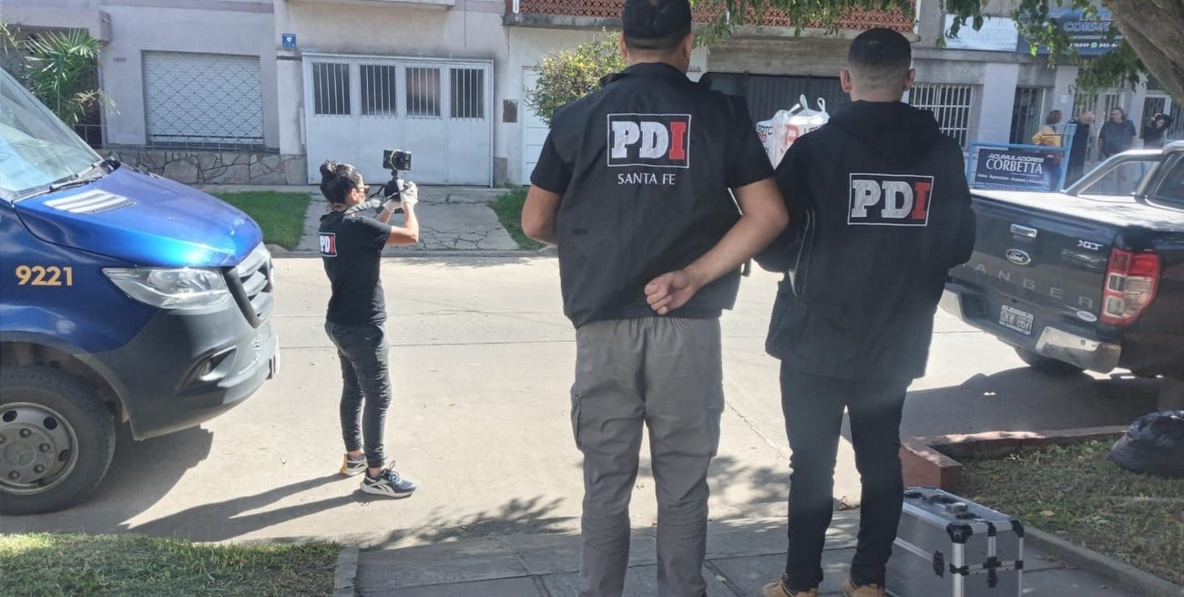 Peritos de la PDI trabajan en la escena del suceso. Foto: El Litoral