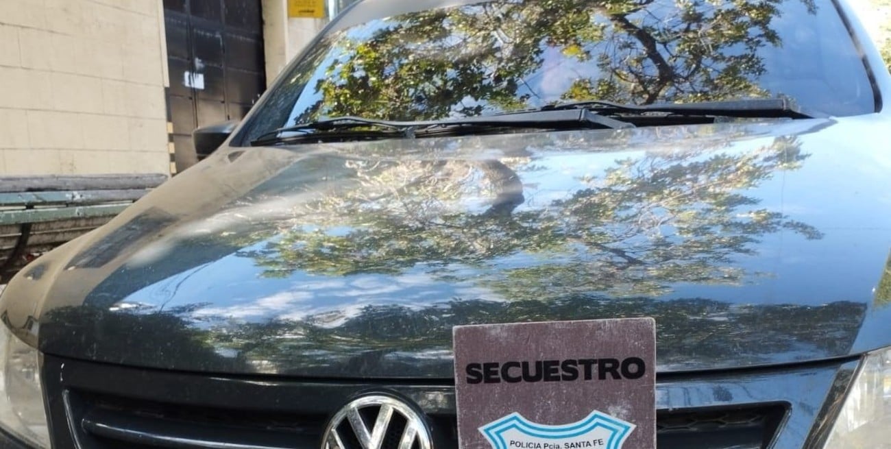 En Avda. Peñaloza y 12 de Infantería la policía interceptó el VW Gol Trend en el que fugaban los delincuentes. Foto: El Litoral