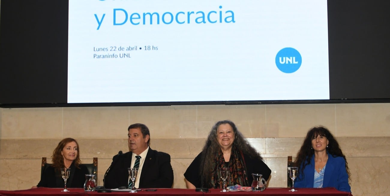 De izquierda a derecha, la decana de la FCJS, Claudia Levin, el rector de la UNL, Enrique Mammarella, la Dra. Diana Maffía y la decana de Humanidades, Laura Tarabello. Foto: Manuel Fabatia