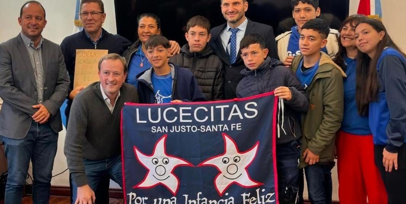 Una semana antes de cumplir el sueño, los chicos viajaron a Santa Fe donde conocieron al gobernador Pullaro. El intendente de San Justo, Nicolás Cuesta y el senador Rodrigo Borla participaron de la comitiva. Foto: Gentileza Lucecitas