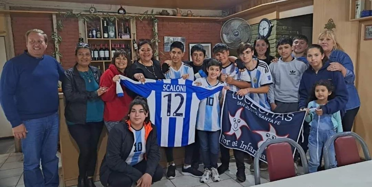 En busca del personaje acudieron a las fuentes y viajaron a Pujato, donde se encontraron con vecinos y amigos de la infancia del DT. Foto: Gentileza Lucecitas