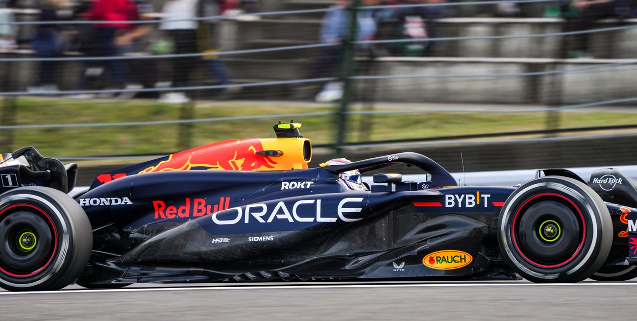 (240407) -- SUZUKA, 7 abril, 2024 (Xinhua) -- El piloto mexicano de la escudería Red Bull, Sergio Pérez, compite durante el Gran Premio de Japón de Fórmula 1 en el Circuito de Suzuka, en Suzuka, Japón, el 7 de abril de 2024. (Xinhua/Zhang Xiaoyu) (rtg) (ah) (da)