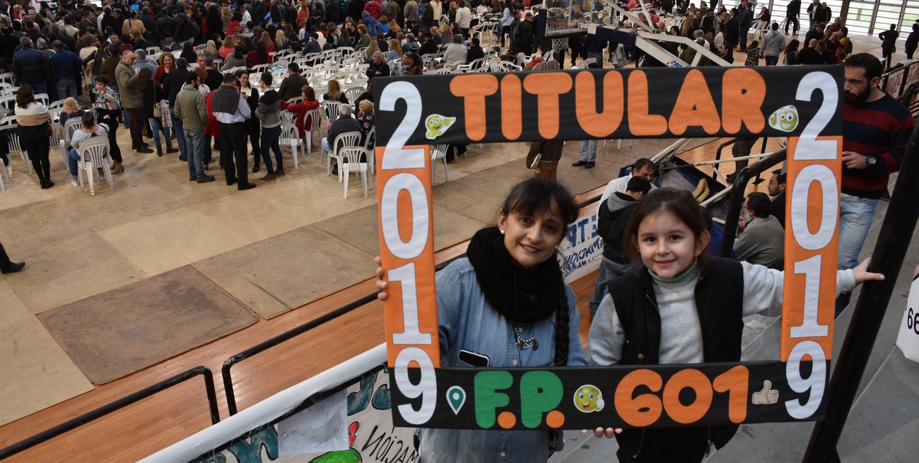 Una docente celebra la ansiada titularización en el ofrecimiento de formación profesional en 2019, una de las últimas realizadas de forma presencial. Crédito: Archivo / Di Salvatore