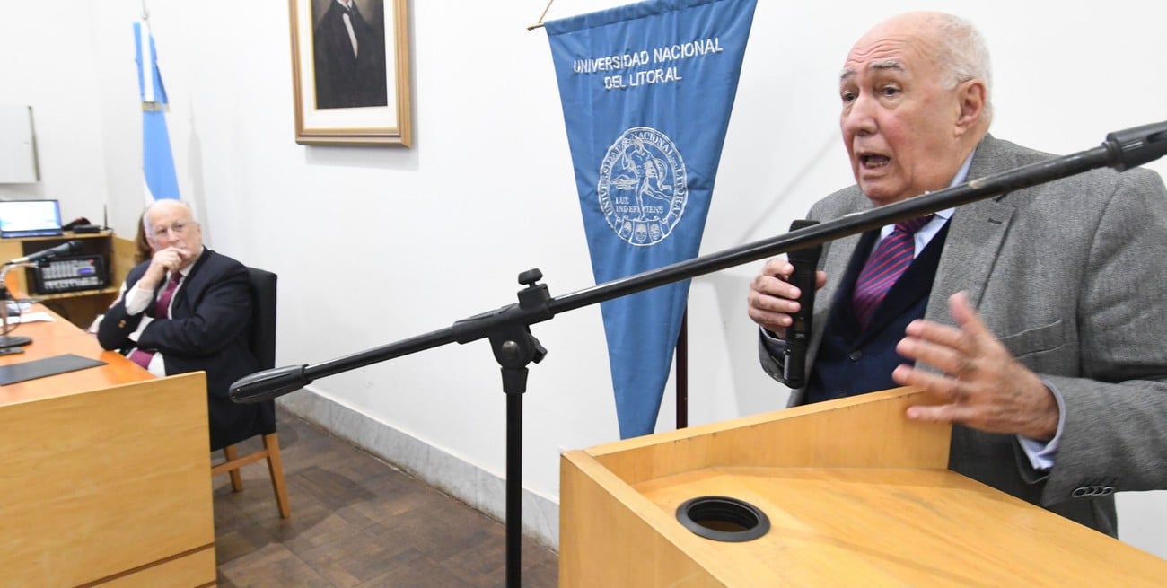 Homenaje al profesor Dr. Julio de Olazábal en la Facultad de Ciencias Jurídicas y Sociales de la UNL.