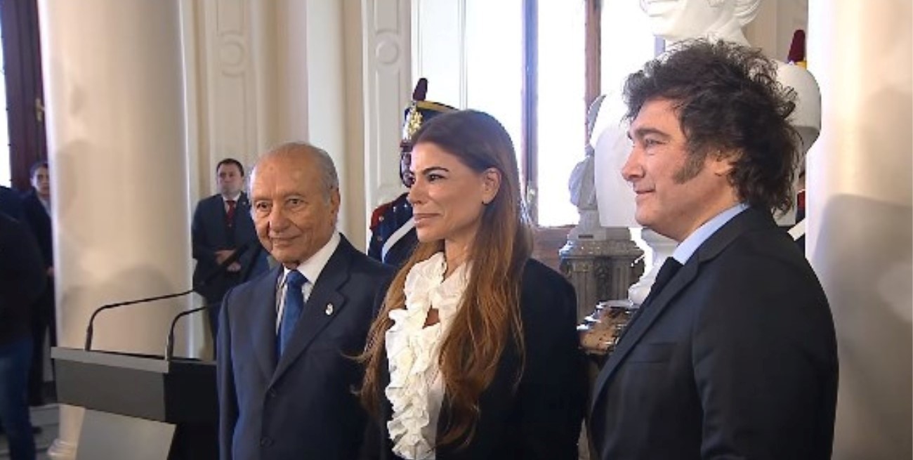 El presidente Milei compartió un momento con Eduardo y Zulema Menem, antes de descubrir el busto del ex presidente. Foto: Agencia