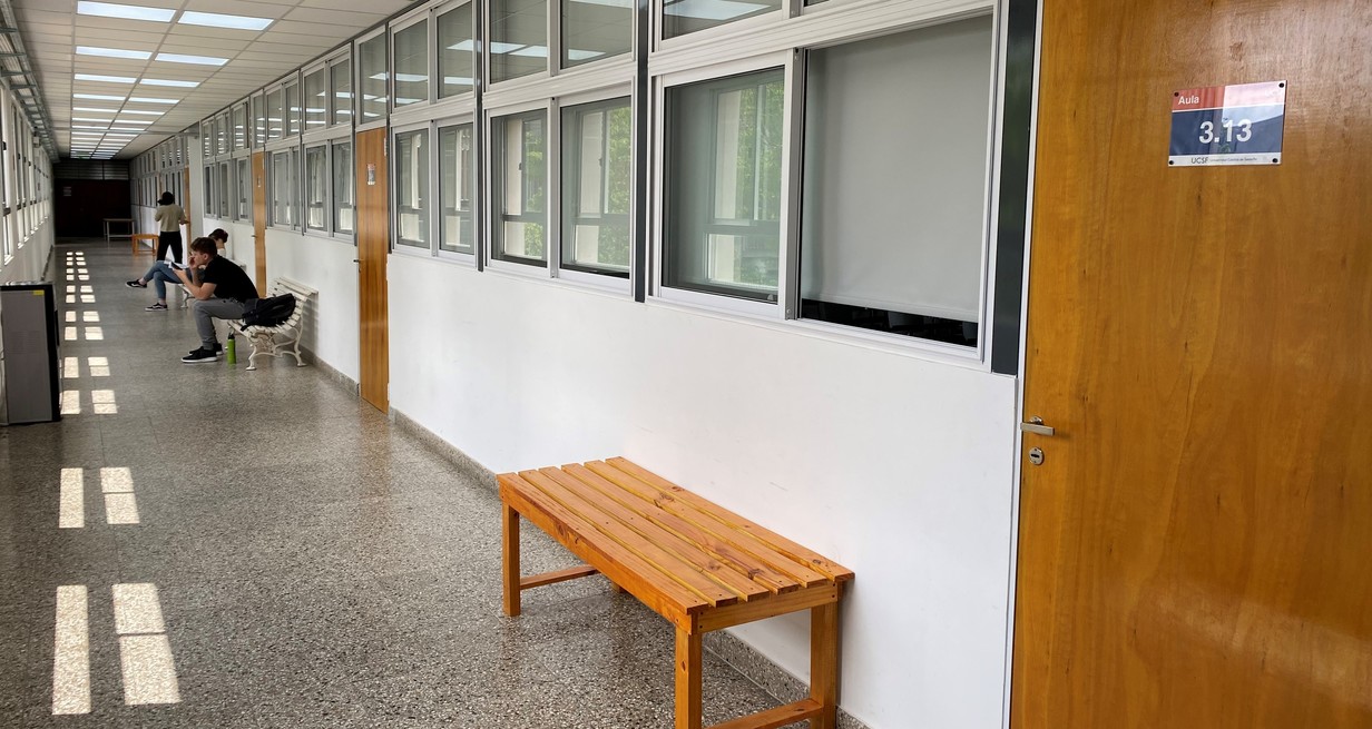 Entre 2022 y 2023 se construyeron nuevas aulas en el 2do piso de la sede central de la UCSF. "Son modernas, estéticas, seguras y dotadas de tecnología", dijo De Palma. Crédito: Gentileza