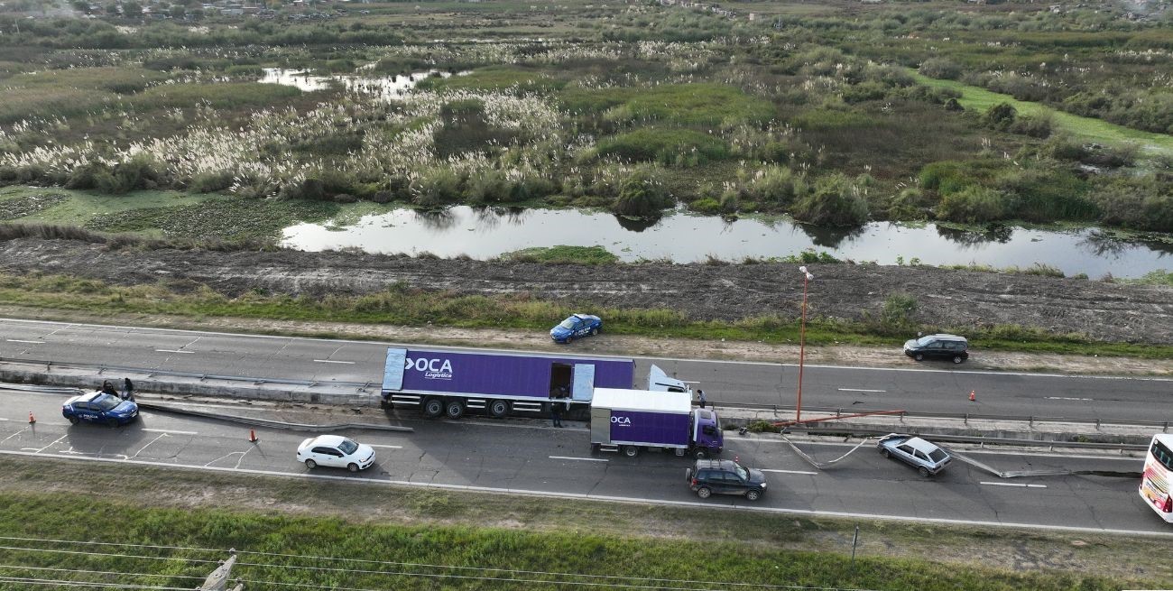 Policía de Seguridad Vial trabajaba con tránsito reducido en el sector donde quedaron los vehículos siniestrados. Créditos: Fernando Nicola