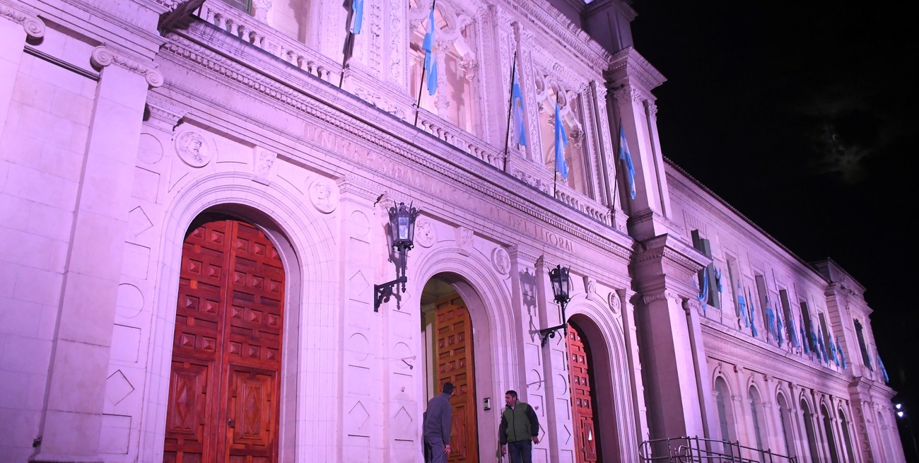 "Nosotros tenemos una larga tradición de trabajo colaborativo y, además, la Universidad de Rosario es hija de la Universidad del Litoral", dijo el rector Bartolacci, quién estuvo en la UNL este martes. Crédito: Manuel Fabatía