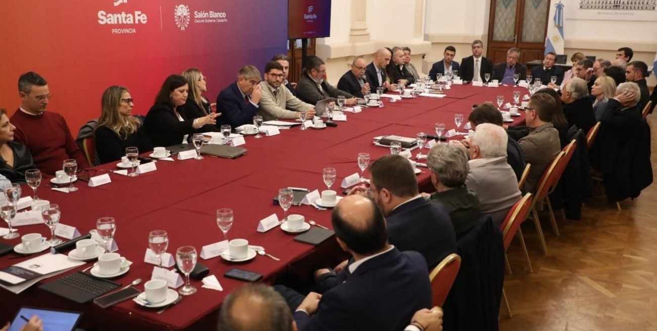 El presidente de la Corte, Rafael Gutiérrez; la fiscal General del MPA, M. Cecilia Vranicich y buen número de legisladores estuvieron presentes en el Salón Blanco. Foto: Prensa Gobierno