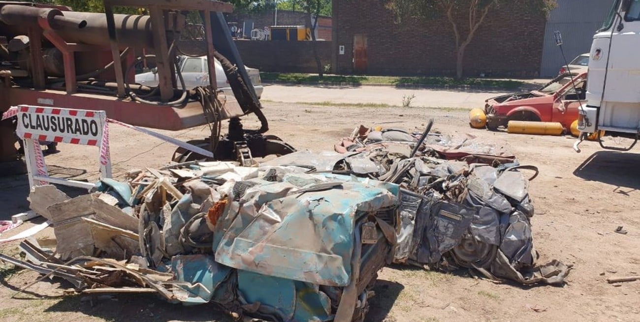 Luego de descontaminadas y desguazadas, las piezas de los vehículos quedan compactadas por una prensa. La foto es sólo ilustrativa. Luego de descontaminadas y desguazadas, las piezas de los vehículos quedan compactadas por una prensa. La foto es sólo ilustrativa.