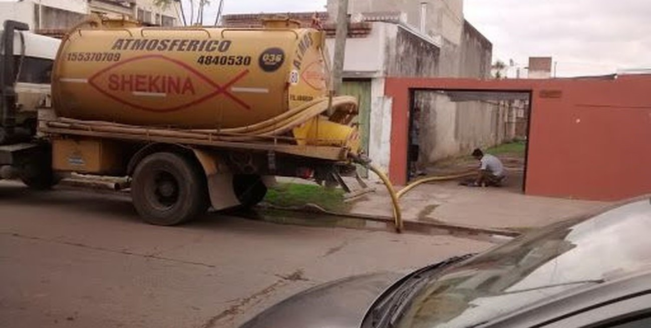 El registro gráfico es de 1997. Un camión atmosférico hace su trabajo en una vivienda particular, en Santo Tomé. Crédito: Archivo El Litoral