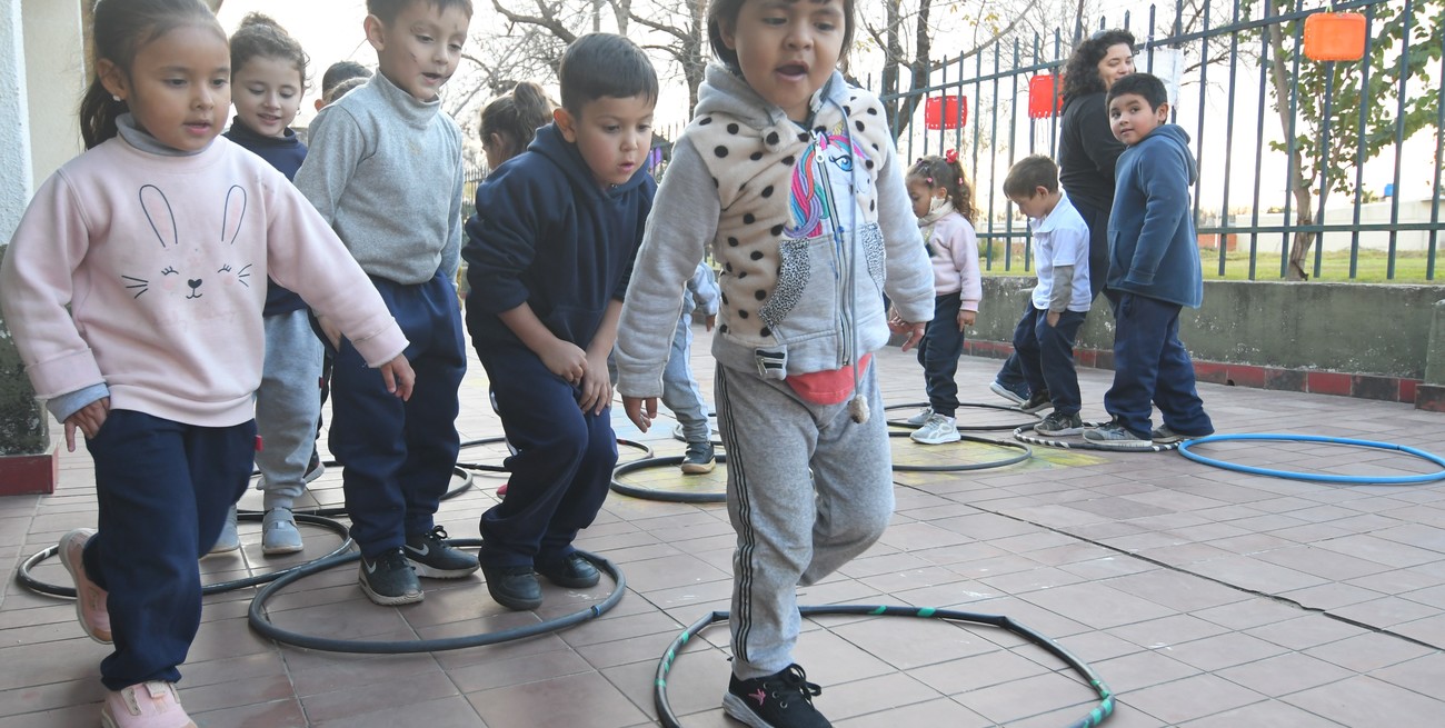 JUEGOS. Gimnasia en el patio de la institución, ubicada en el barrio Las Flores II. Crédito: Manuel Fabatía