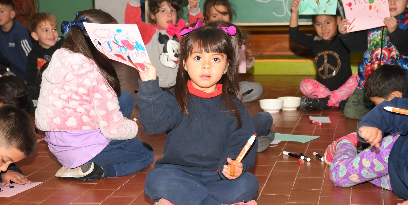 DIBUJITOS EN ALTO. Los niños preparaban carteles y pintaban tapitas para adornar el edificio. Crédito: Manuel Fabatía