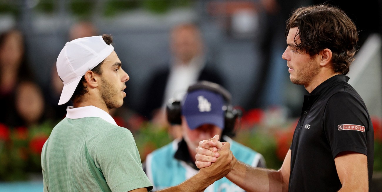 Tennis - Madrid Open - Park Manzanares, Madrid, Spain - May 1, 2024
Taylor Fritz of the U.S. shakes hands with Argentina's Francisco Cerundolo after winning their quarter final match REUTERS/Violeta Santos Moura