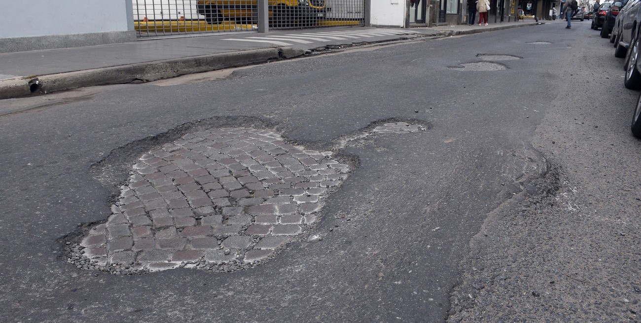 La arteria maltrecha es uno de los accesos a la peatonal santafesina. Foto: Guillermo Di Salvatore