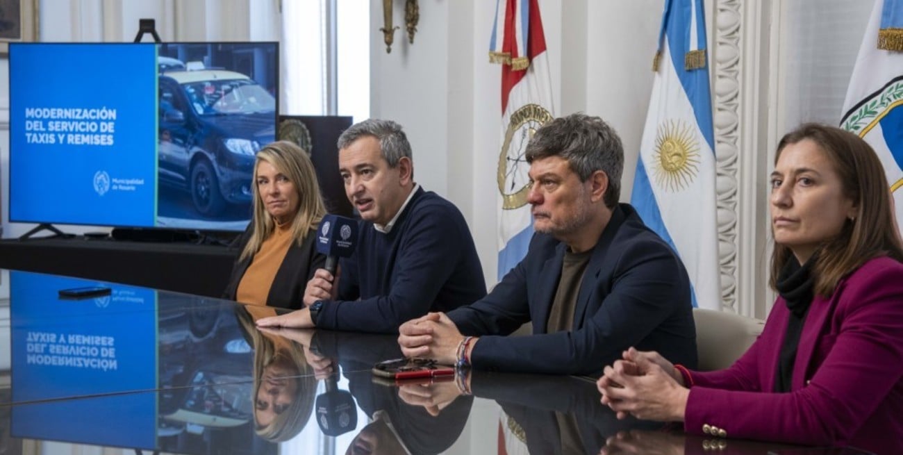“Todo móvil va a tener incorporada una aplicación para el despacho de viaje de taxi y remis, y todo usuario va a poder solicitar el viaje a través de aplicaciones. Este sistema reemplaza el sistema obligatorio que tenía la ciudad anteriormente, que era el de radiotaxi”, amplió el mandatario.