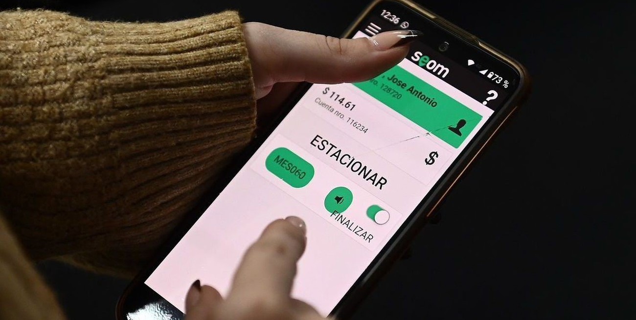 El pago puede realizarse a través de la tarjeta o llavero que registra el horario de ingreso/egreso del vehículo en un parquímetro; o desde el celular, por la app “SEOM Estacionamiento SFC”. Crédito: Archivo El Litoral