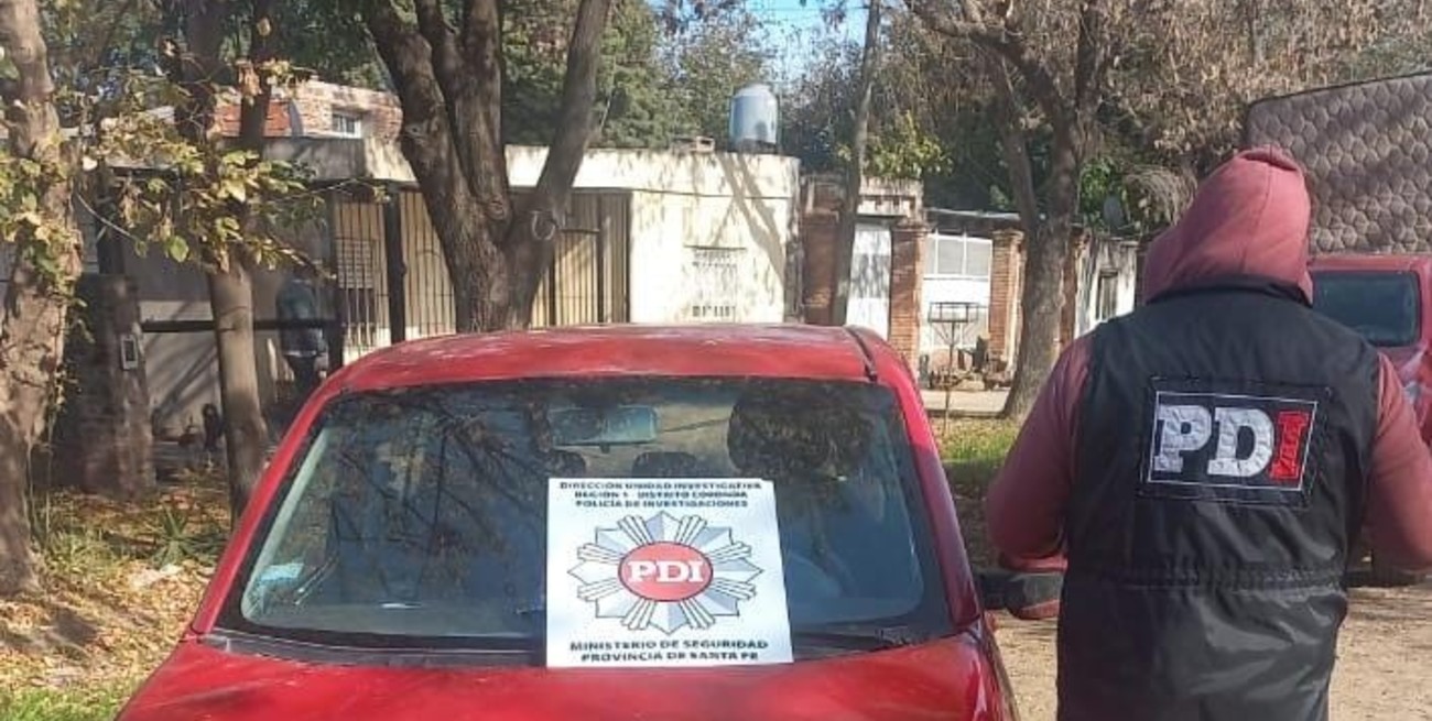 En este automóvil se manejaban para buscar sus víctimas. Antes lo habían hecho en otro Fiat Uno, pero negro. Crédito: PDI San Jerónimo