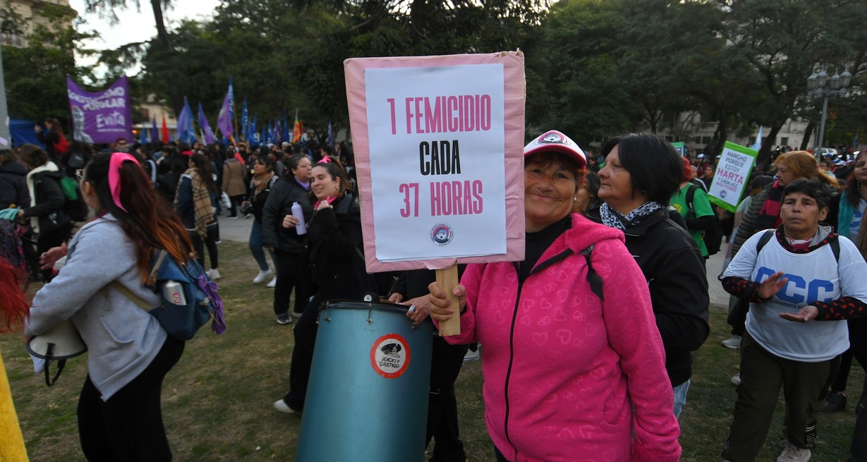 "La provincia de Santa Fe, lamentablemente mantiene unas estadísticas muy altas a nivel país: ya son 15 femicidios en lo que va del año", dijeron las organizadoras de la marcha. Crédito: Manuel Fabatía