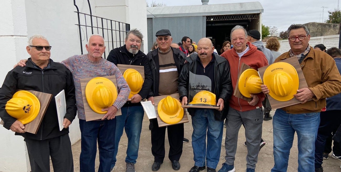 Los primeros bomberos, iniciados en 1980, fueron reconocidos públicamente. Crédito: Santiago Albelo - LT 23 AM 1550.