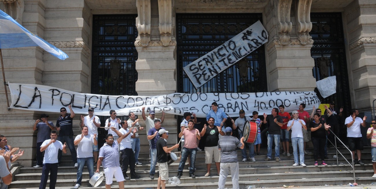 Un grupo de policías y civiles se manifestaron delante de casa de gobierno, donde compararon sus salarios con los de senadores y diputados. Foto: Flavio Raina/Archivo