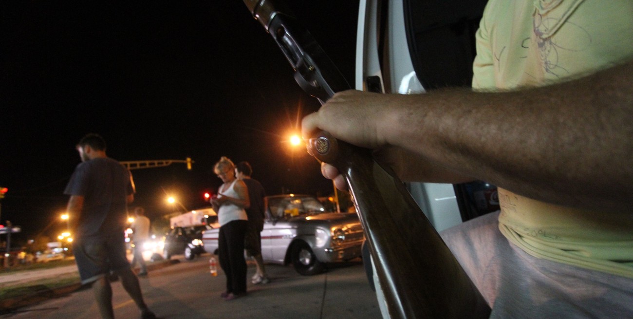 Con la caída de la noche y ante la falta de patrullaje, muchos comerciantes decidieron armarse para defender sus fuentes de ingreso. Foto: Mauricio Garín/Archivo