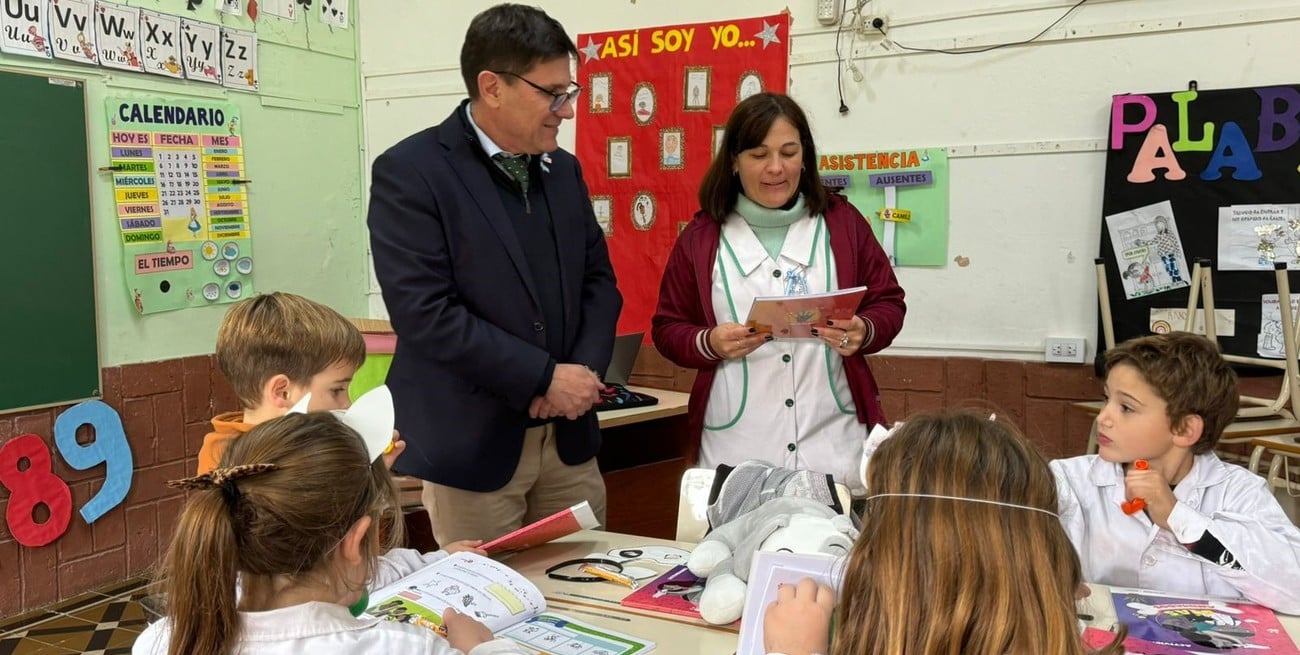 "Cuando los libros llegan a una escuela, se los recibe con una fiesta", dijo José Goity. Se editaron 150 mil ejemplares. Se reparte un libro por cada niño. Crédito: Gentileza