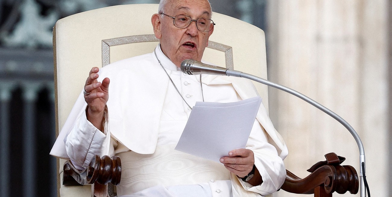 FILE PHOTO: Pope Francis attends the weekly general audience, in Saint Peter Square at the Vatican, May 22, 2024. REUTERS/Guglielmo Mangiapane/File Photo