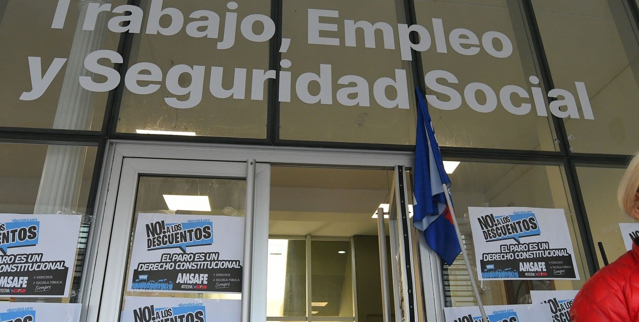 Los delegados de Amsafe empapelaron el edificio del Ministerio de Trabajo. Crédito: Guillermo Di Salvatore