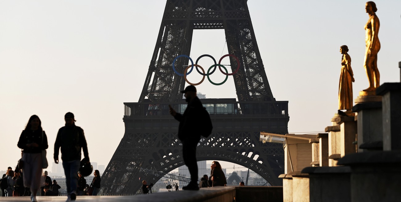 (240607) -- PARIS, 7 junio, 2024 (Xinhua) -- Los anillos olímpicos son vistos en la Torre Eiffel, en París, Francia, el 7 de junio de 2024. Los anillos olímpicos son develados en la Torre Eiffel a primera hora de la mañana del viernes mientras la capital francesa marca 50 días para el inicio de los próximos Juegos Olímpicos de París 2024. (Xinhua/Gao Jing) (oa) (ra) (vf)
