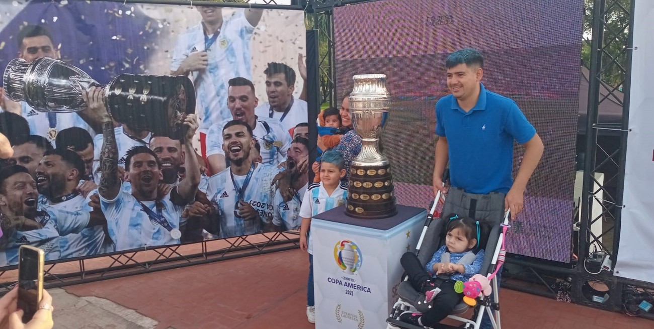 La procedencia de los fanas norteños que desfilaban para inmortalizar una foto con las copas era de los más diversos puntos de la geografía regional y hasta llegaron un par de adolescentes de la ciudad de Santa Fe.
