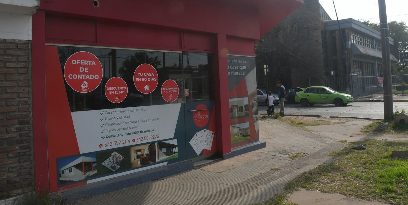 Allanaron las oficinas comerciales de una constructora de casas prefabricadas