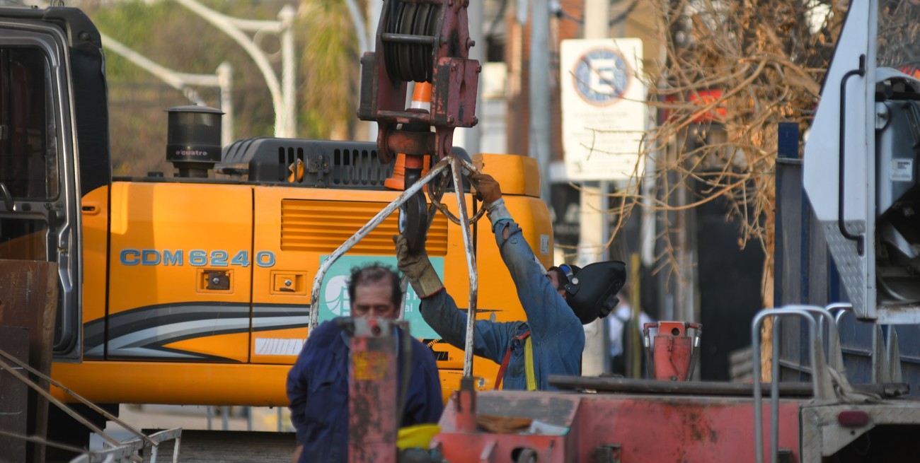 Continúan a buen ritmo las tareas de la primera etapa. Para la segunda, se hará una nueva compulsa de precios y ya se están viendo los proveedores. Se trata de los trabajados hidráulicos de rehabilitación o renovación del conducto general cloacal en sus partes dañadas. Crédito: Manuel Fabatía