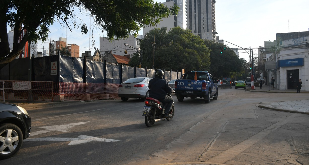 Mientras la obra continúa en el cantero central de bulevar, se logró habilitar el tránsito de la mano norte de esa calle. Crédito: Manuel Fabatía