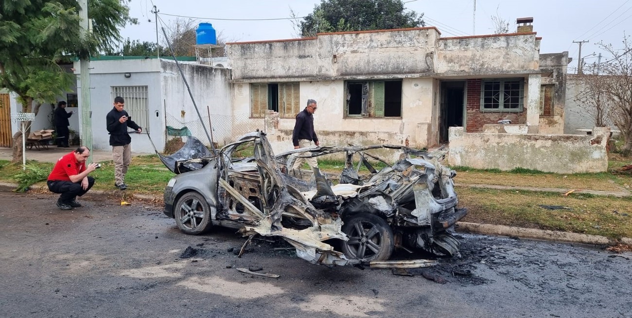 “Cuando comenzamos la extinción, se produce la explosión del tubo de GNC, generando una fuerte onda expansiva, la cual provocó roturas de vidrios y otras estructuras de viviendas de la cuadra”, explicaron desde Bomberos Voluntarios, en diálogo con la prensa.
