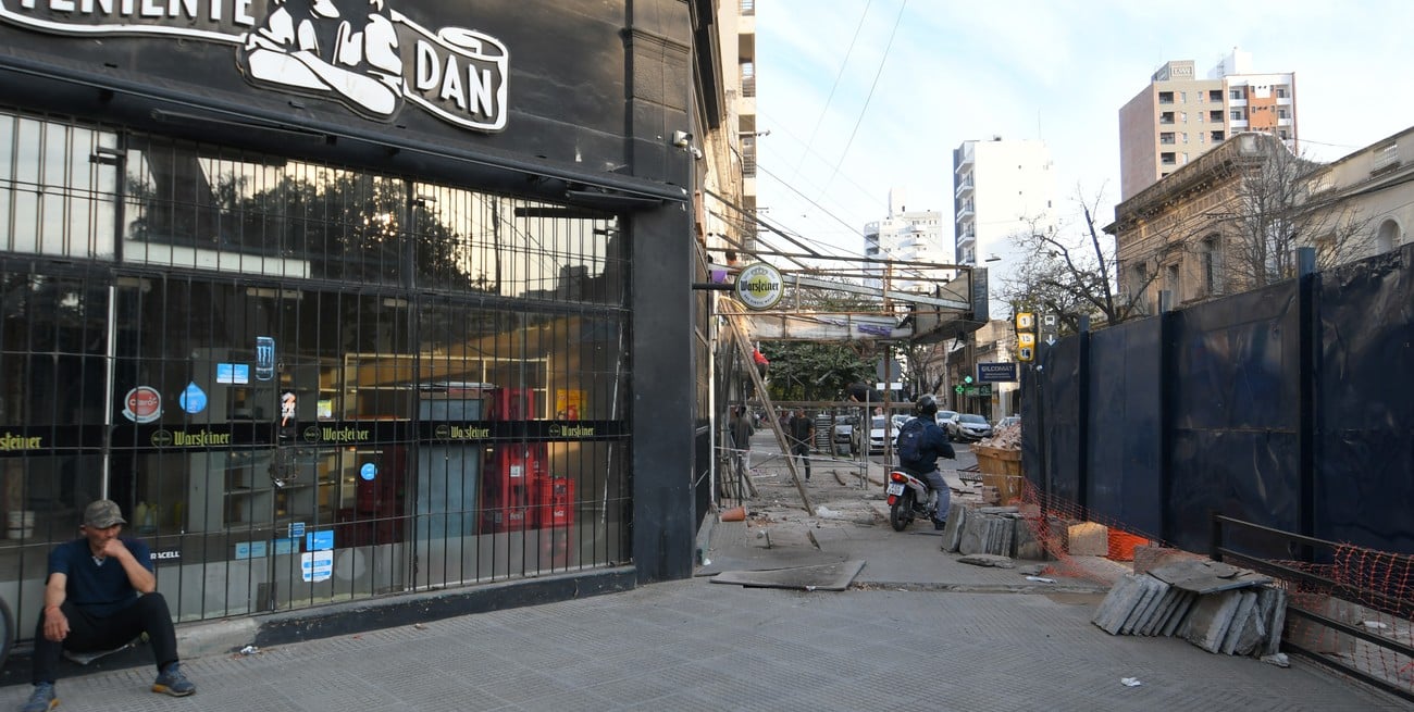 Un local vacío y una demolición, al lado de la crítica postal de obra. Crédito: Manuel Fabatía
