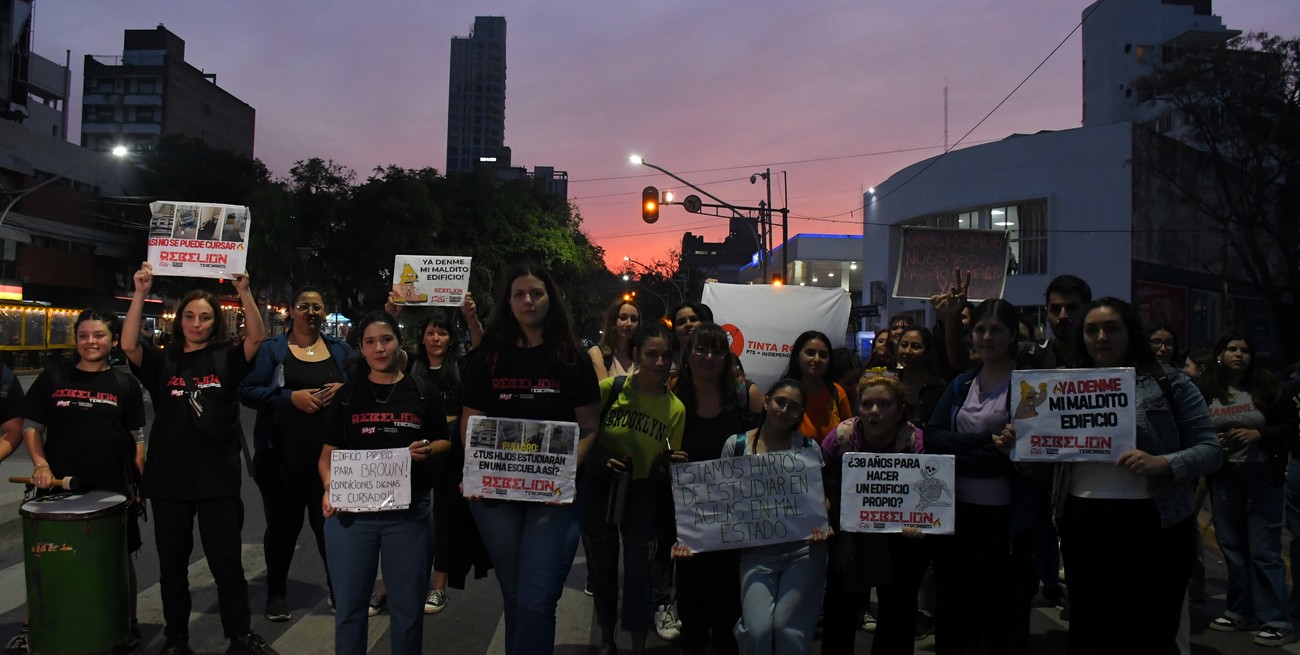 Los alumnos plantean dudas sobre el nuevo proyecto propuesto para el edificio propio. "No creemos que podamos entrar todos en cuatro pisos", señalaron. Crédito: Manuel Fabatía