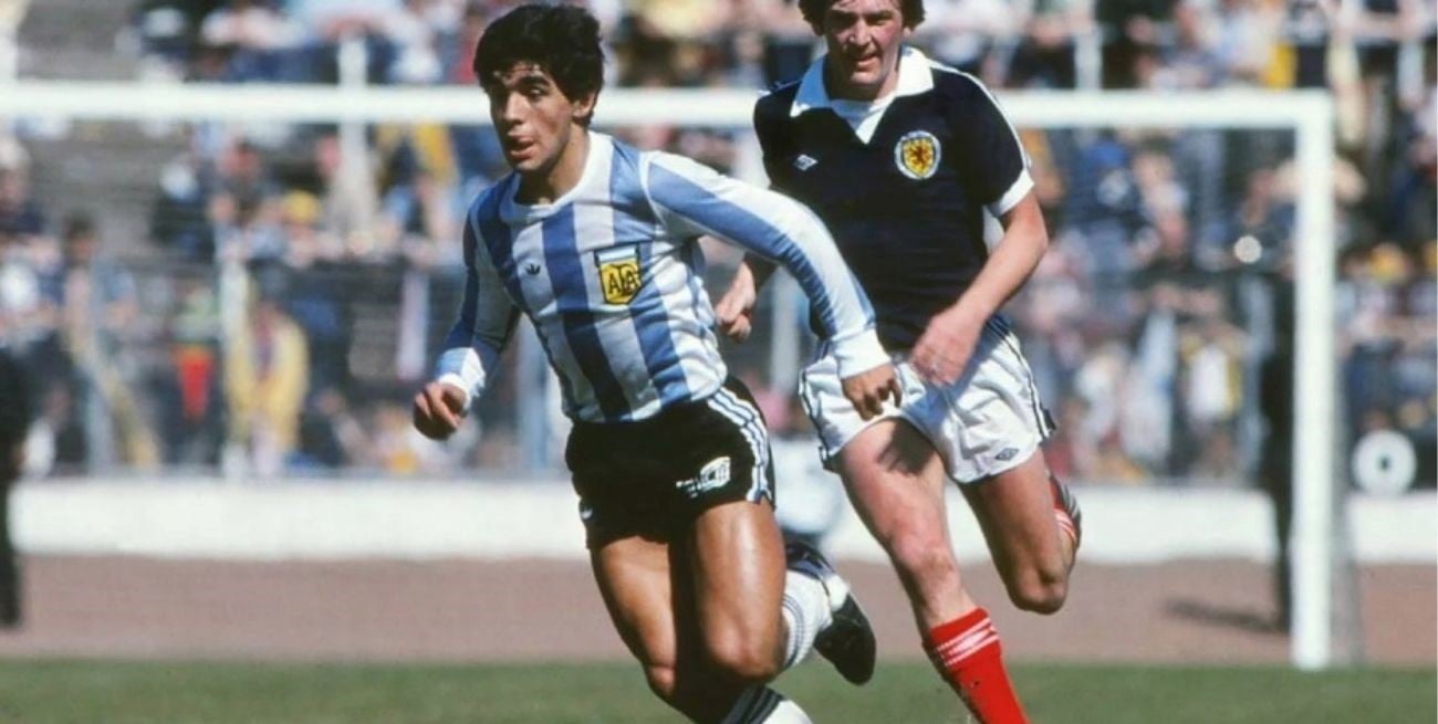 Un joven Maradona dando sus primeros pasos en la Selección Argentina.
