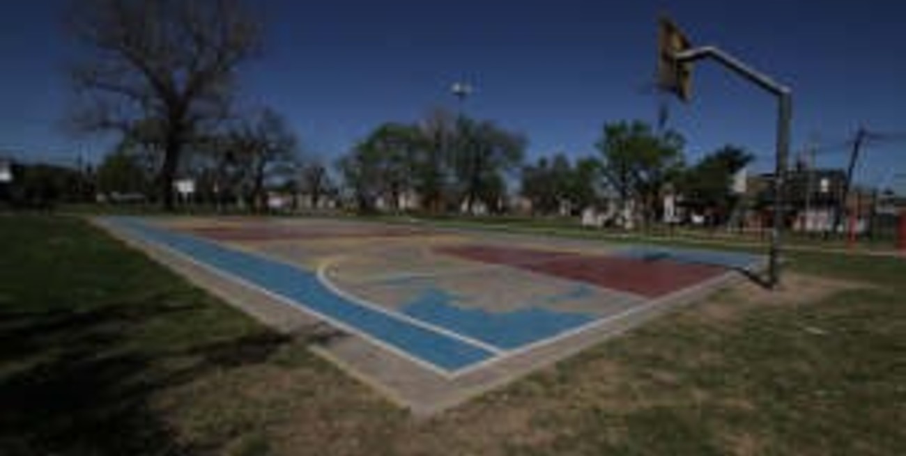 Los playones deportivos, como el de la Plaza Pucará de barrio Transporte, recibirán refacción, como pintura y arreglo o reposición de aros de básquet, lo cual se hace en los talleres municipales. Crédito: Mauricio Garín