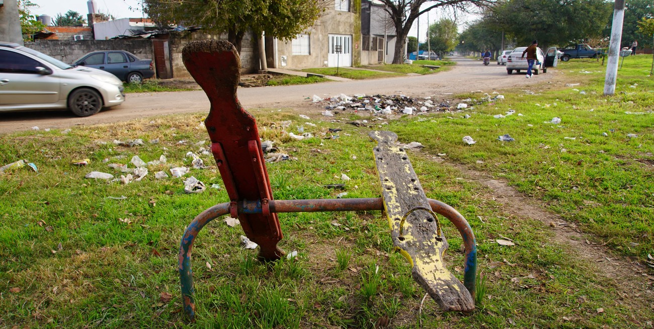 La basura acumulada son un problema recurrente en varios espacios verdes de la ciudad. En ese caso, en barrio Schneider, relevado el 6 de junio por El Litoral. Crédito: Fernando Nicola