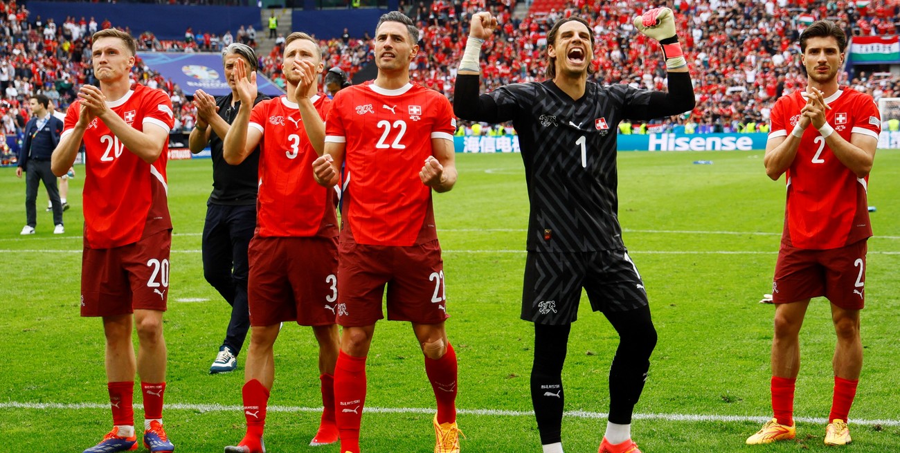 Soccer Football - Euro 2024 - Group A - Hungary v Switzerland - Cologne Stadium, Cologne, Germany - June 15, 2024
Switzerland's Michel Aebischer, Silvan Widmer, Fabian Schar, Yann Sommer and Leonidas Stergiou celebrate after the match REUTERS/Wolfgang Rattay