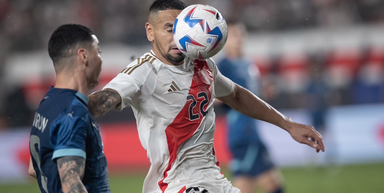 (240608) -- LIMA, 8 junio, 2024 (Xinhua) -- Imagen del 7 de junio de 2024 de Alexander Callens (d), de Perú, disputando el balón con Miguel Almirón (i), de Paraguay, durante el partido amistoso previo a la Copa América, celebrado en el estadio Monumental, en Lima, Perú. (Xinhua/Mariana Bazo) (mb) (oa) (ra) (ce)