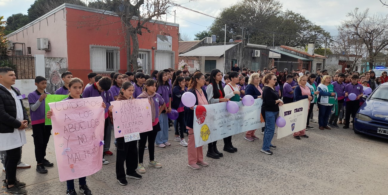 Previo al inicio de la marcha, los organizadores dialogaron con Gigacom San Javier, expresando su motivación y los preparativos llevados a cabo para esta jornada especial. Durante todo el mes de junio, se planificaron diversas actividades como parte de la celebración del Día Mundial de la Toma de Conciencia de Buen Trato hacia las Personas Mayores.