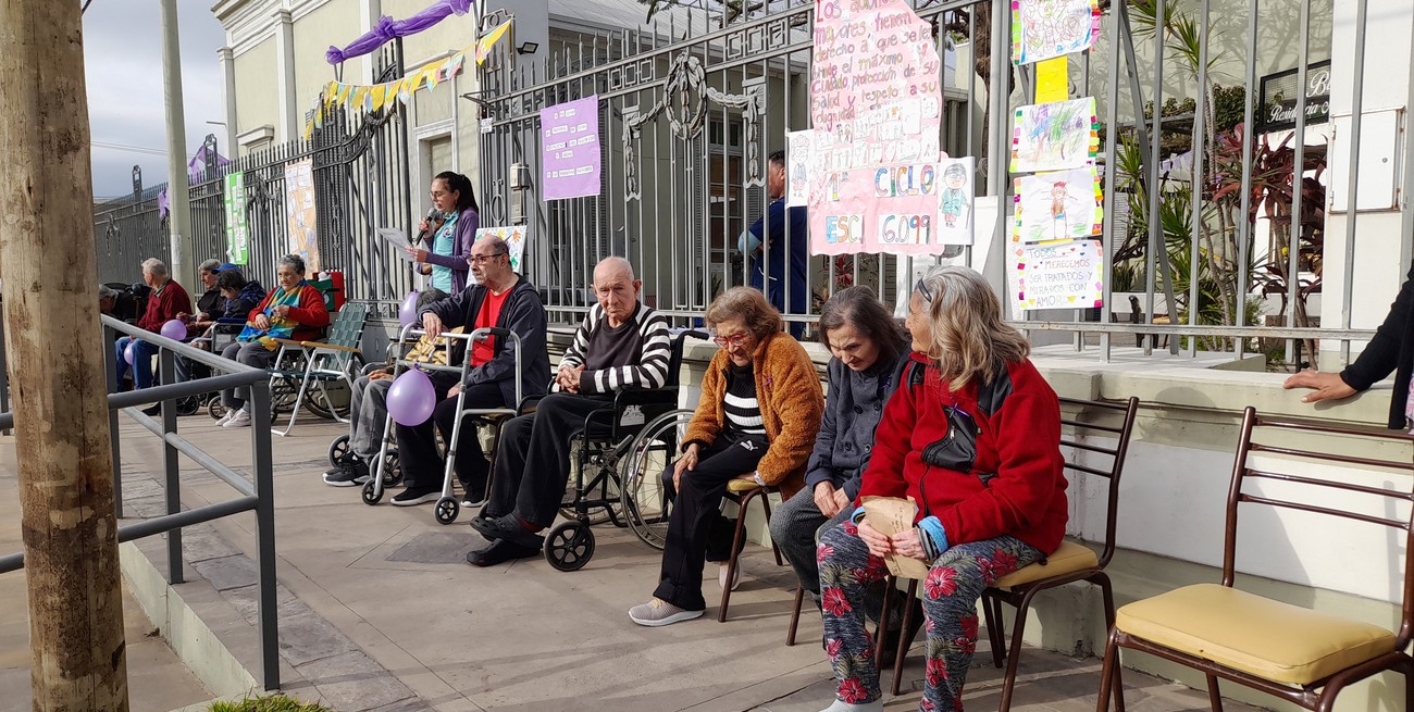 Previo al inicio de la marcha, los organizadores dialogaron con Gigacom San Javier, expresando su motivación y los preparativos llevados a cabo para esta jornada especial. Durante todo el mes de junio, se planificaron diversas actividades como parte de la celebración del Día Mundial de la Toma de Conciencia de Buen Trato hacia las Personas Mayores.
